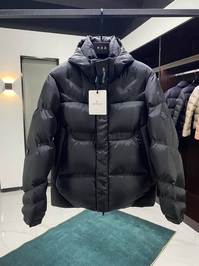 黑标滑雪系列 Mon* Jarama 男士短款连帽鹅绒服 Jarama 短款羽绒服是一款专为注重功能性和美观性的现代男士设计的个性单品。 日标90鹅绒填充 尺码
