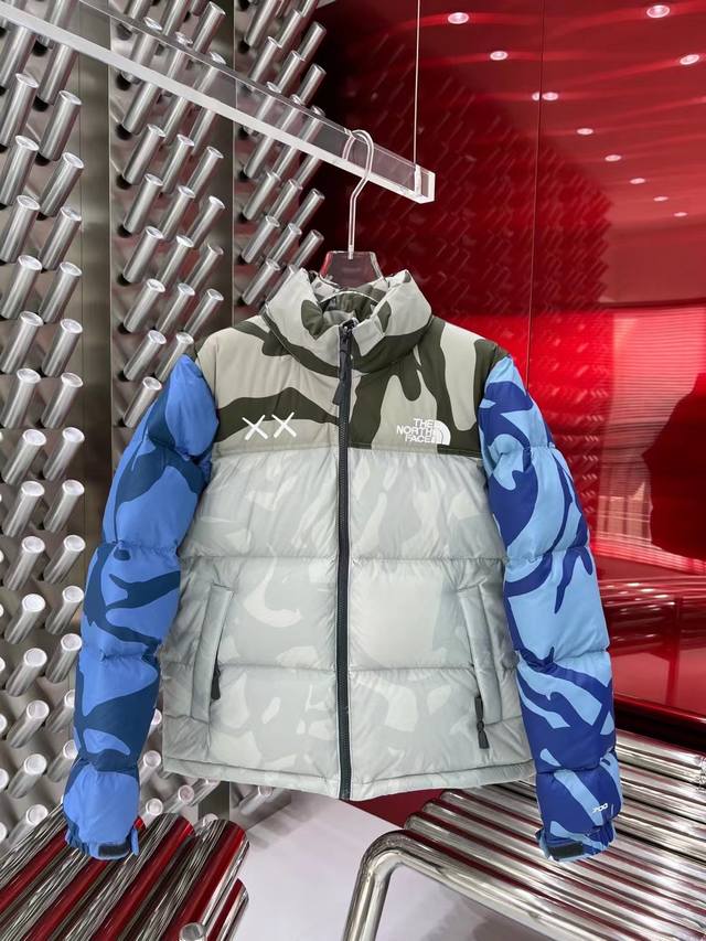 秋冬新款羽绒服 原版1:1订制五金配件全进口原版定制 欢迎专柜对比 绝对的高品质 采用顶级90白鸭绒 超柔软 充羽量蓬松饱满 超级重工 面料做工杠杠的版型完美
