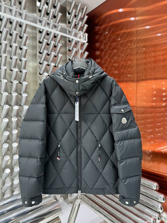 秋冬新款羽绒服 原版1:1订制五金配件全进口原版定制 欢迎专柜对比 绝对的高品质 采用顶级90羽绒 超柔软 充羽量蓬松饱满 超级重工 面料做工杠杠的版型完美 注