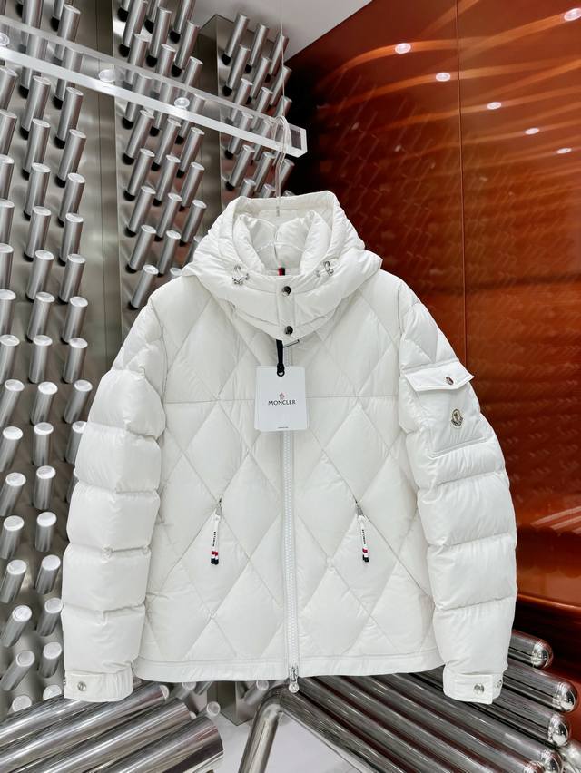 秋冬新款羽绒服 原版1:1订制五金配件全进口原版定制 欢迎专柜对比 绝对的高品质 采用顶级95绒 超柔软 充羽量蓬松饱满 超级重工 面料做工杠杠的版型完美 注意
