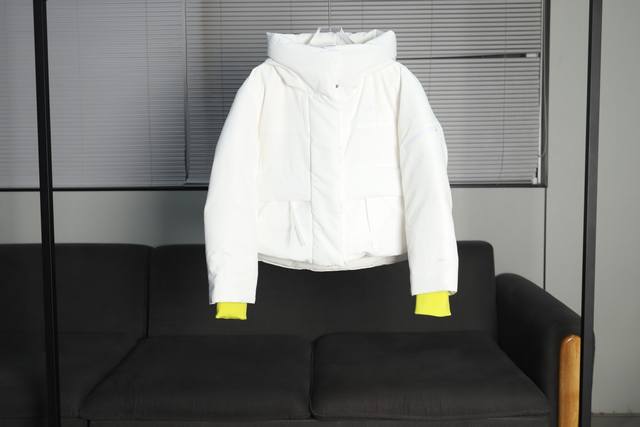 北面The North Face 城市户外系列 纯色Ue先锋设计防水连帽羽绒服 大身采用Rds高品 质700蓬松度保暖 鹅绒填充 轻质耐磨防撕裂的 Dwr防泼水