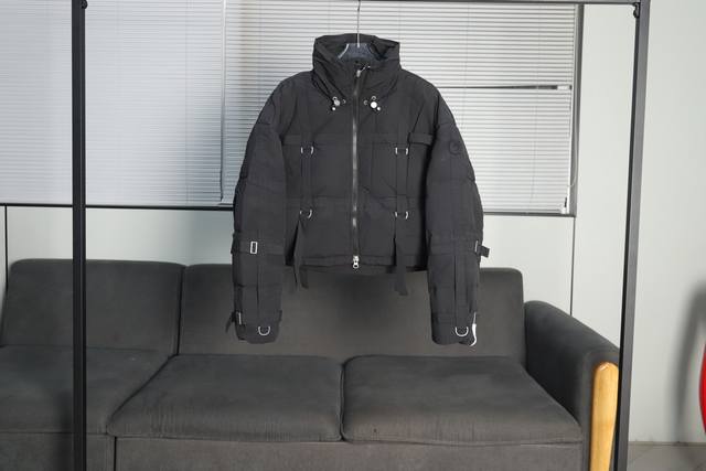 最高版本 Canadagoose加拿大鹅联名系列肩带羽绒服 ，原版定制棉质面料，内里90白鸭绒填充，全身可调节肩带设计，让时尚增添不止一点点，机车风让这个冬天不