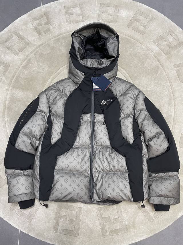 路易威登 Louis Vuitton2054 系列温感黑科技羽绒服 设计理念： Louis Vuitton这款羽绒服是巴黎时装周走秀款，也是专柜的大爆款，它加入