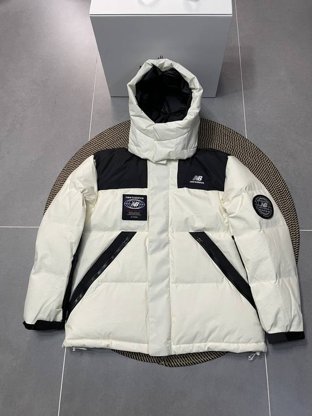 Nb 新百伦徽章魔术贴 连帽款 羽绒服 顶级原版复刻版本就是指目前国内最高版本 没有之一 1 进口Barudan 百灵达绣花机定制万针电绣，采用进口7号针，进口