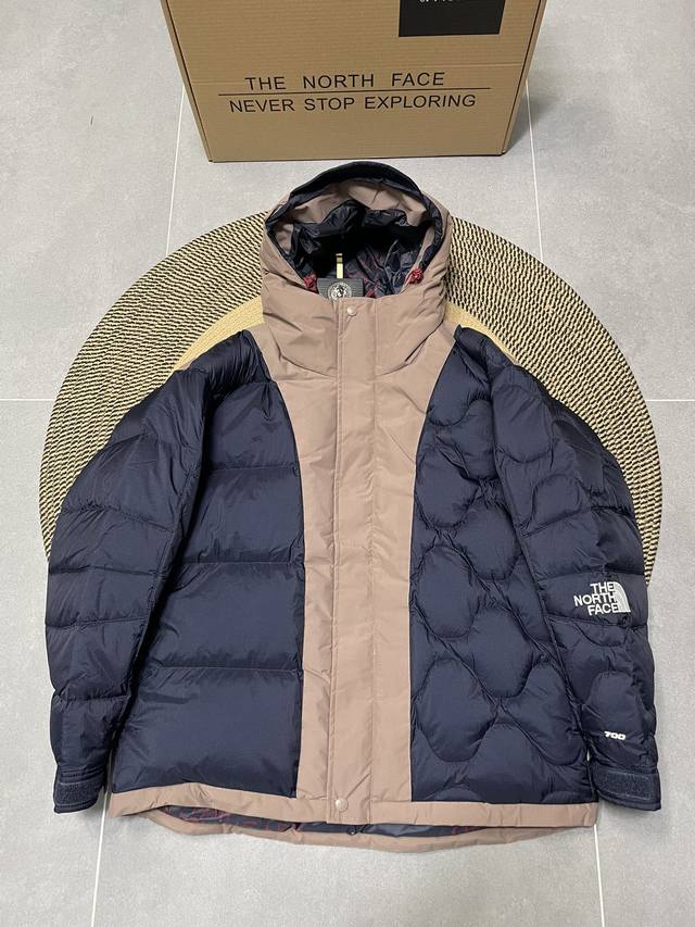 The North Face 北面Tnf Ue黑标限定先锋设计系列拼色印花拉链连帽羽绒服 陈冠希同款美拉德风格。 采用进口田岛绣花万针刺绣，字饱满工立体清晰。原