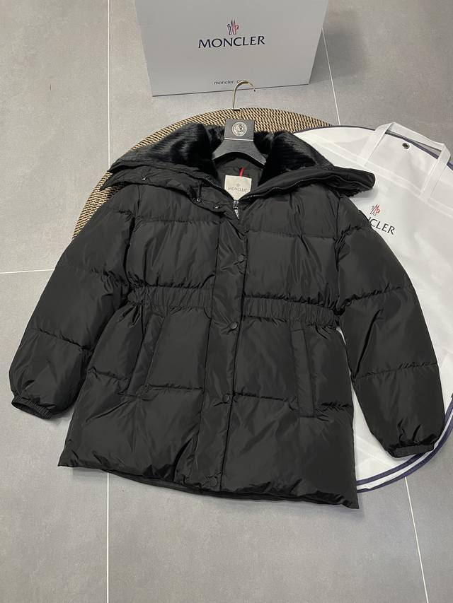 24Ss Moncle *秋冬新款 毛毛拼接大翻领夹克束腰羽绒服外套 拼接毛领翻领夹克版型 配送金属Logo腰带 显瘦不挑人 国标90白鹅绒填充 上身效果非常好