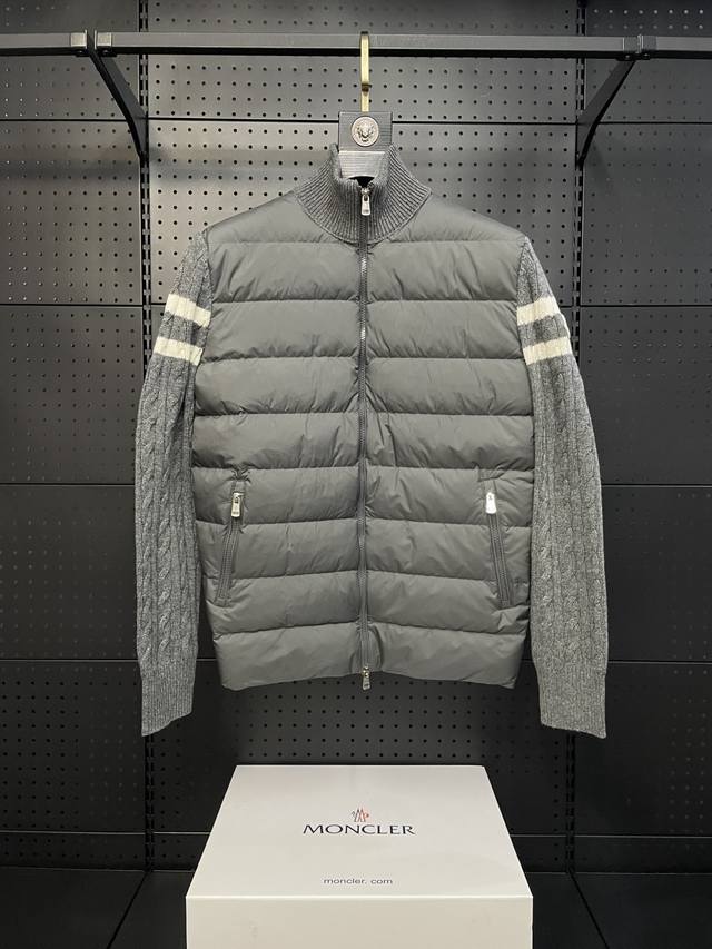 秋冬新款羽绒服 原版1:1订制五金配件全进口原版定制 欢迎专柜对比 绝对的高品质 采用顶级95白鹅绒 超柔软 充羽量蓬松饱满 超级重工 面料做工杠杠的版型完美