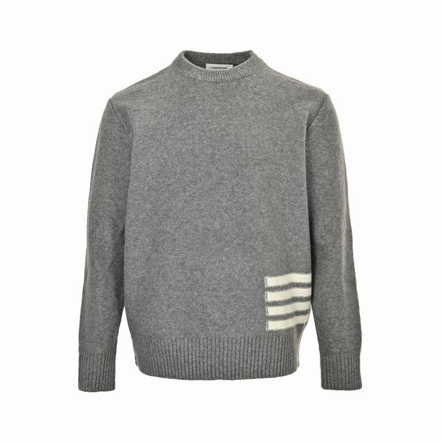 Thom Browne 汤姆布朗 23Fw 腰际四杠圆领毛衣 男女同款 Thom Browne 是一位颇有远见桌识的设计师，以其别具匠心的精裁设计为大众所熟知。