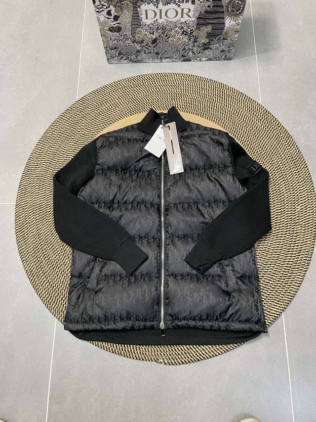 Dior Cd家 款 黑色 我们很慢五金来自选用台湾引进的五金拉链和电镀工艺，您可以拿我的拉链和别的拉链对比一些，拉链你听声音，紧实-顺-滑-润，第二我们的扣子