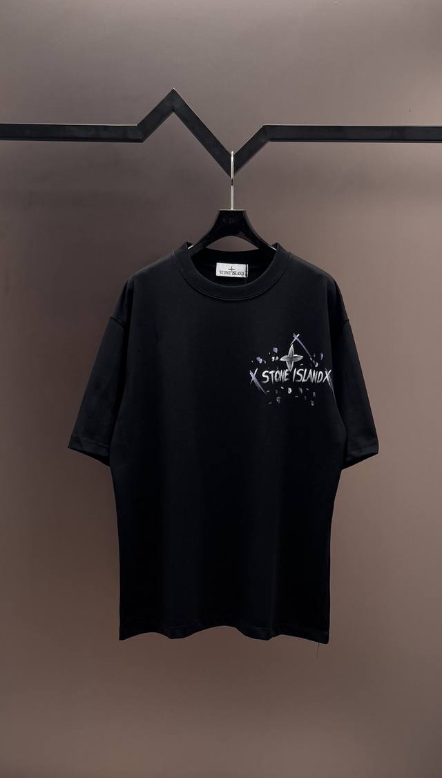 原单品质] 品牌：石头岛 25Ss最新顶级手绘石头鸟后背十字架品牌元素标志性 Logo涂鸦泼墨手绘工艺短袖T恤，彰显品牌魅力。 面料：采用320G 高端进口纯棉