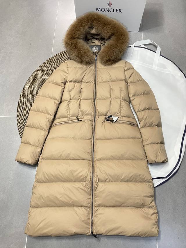 羽绒上新Moncler 全新配色 Boed女士短款羽绒服夹克外套 Boedic女士羽绒夹克采用Longue Saison面料制成，点缀皮毛饰边，提供温暖呵护。