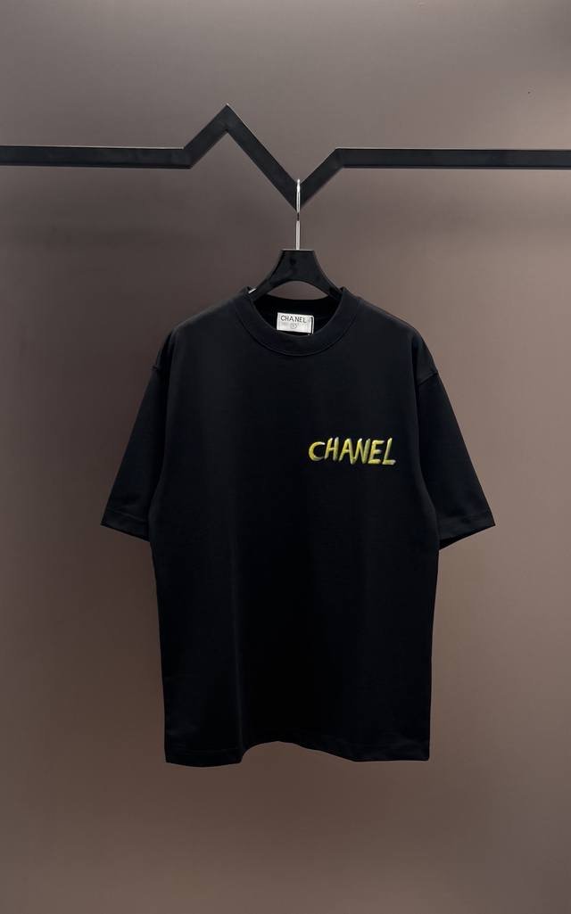 原单品质] 品牌：香奈儿 25Ss最新顶级手绘Chanel品牌元素标志性 Logo双C花瓣手绘工艺短袖T恤，彰显品牌魅力。 面料：采用320G 高端进口纯棉双纱