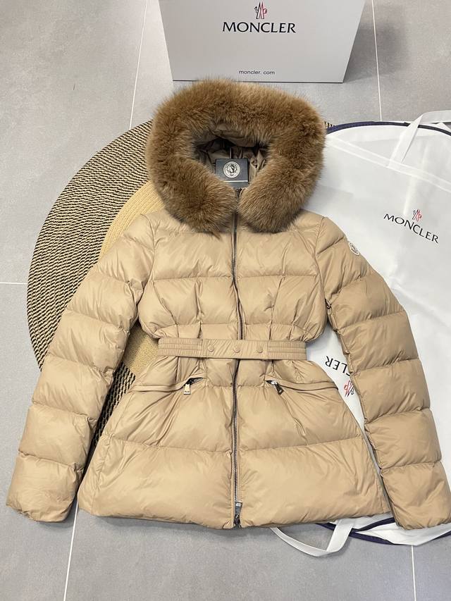 羽绒上新Moncler 全新配色 Boed女士短款羽绒服夹克外套 Boed女士羽绒夹克采用Longue Saison面料制成，点缀皮毛饰边，提供温暖呵护。 芬兰