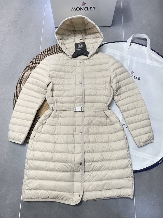 Moncler蒙口最新推出Oredonne女中长款修身腰带鹅羽绒服。 三标齐全，专柜同步 90鹅绒填充 腰带修身设计，不挑人 米兰品牌Moncler是滑雪服界的