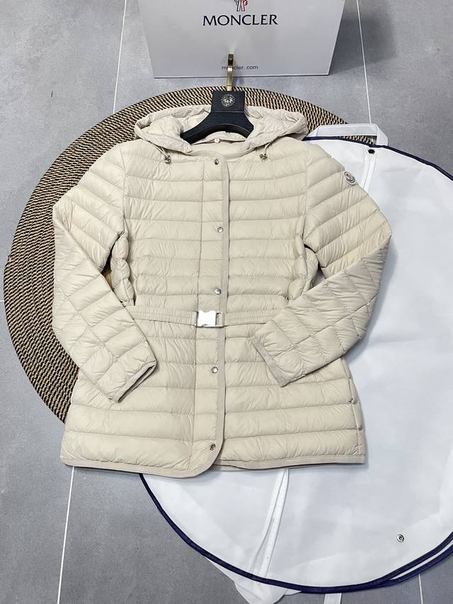 季全新来袭 23Moncler蒙口Oredon女中长款修身腰带鹅羽绒服。 三标齐全，专柜同步 90鹅绒填充 腰带修身设计，不挑人 尺码0-3
