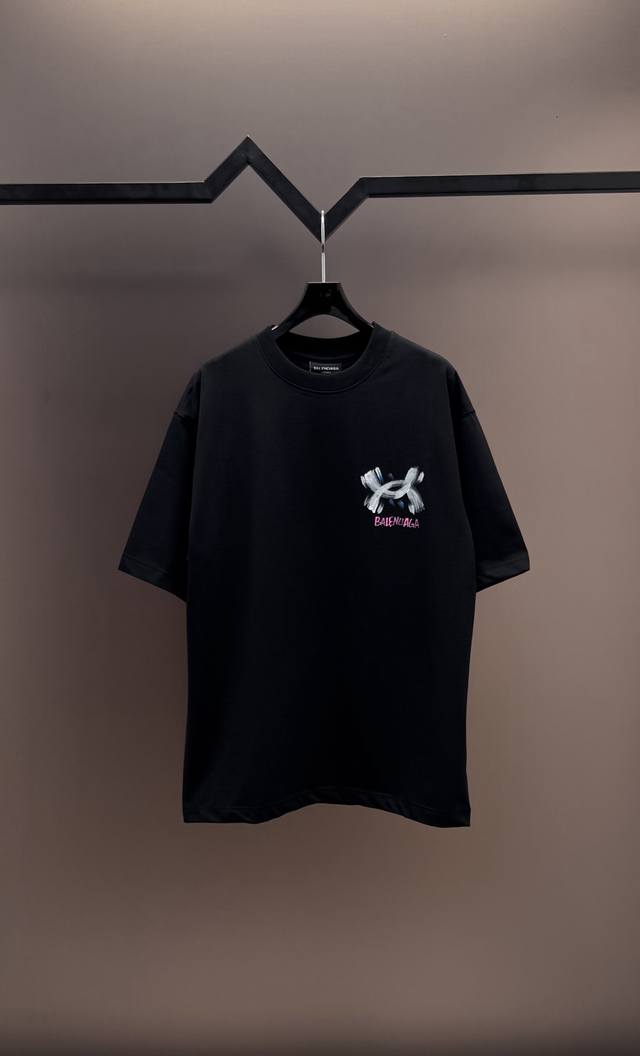 原单品质］ 品牌：巴黎世家 25Ss最新顶级手浍经典字母工艺创新品牌元素标志性Logo涂鸦泼墨手绘工艺短袖T恤，彰显品牌魅力。 面料：采用320G 高端进口纯棉