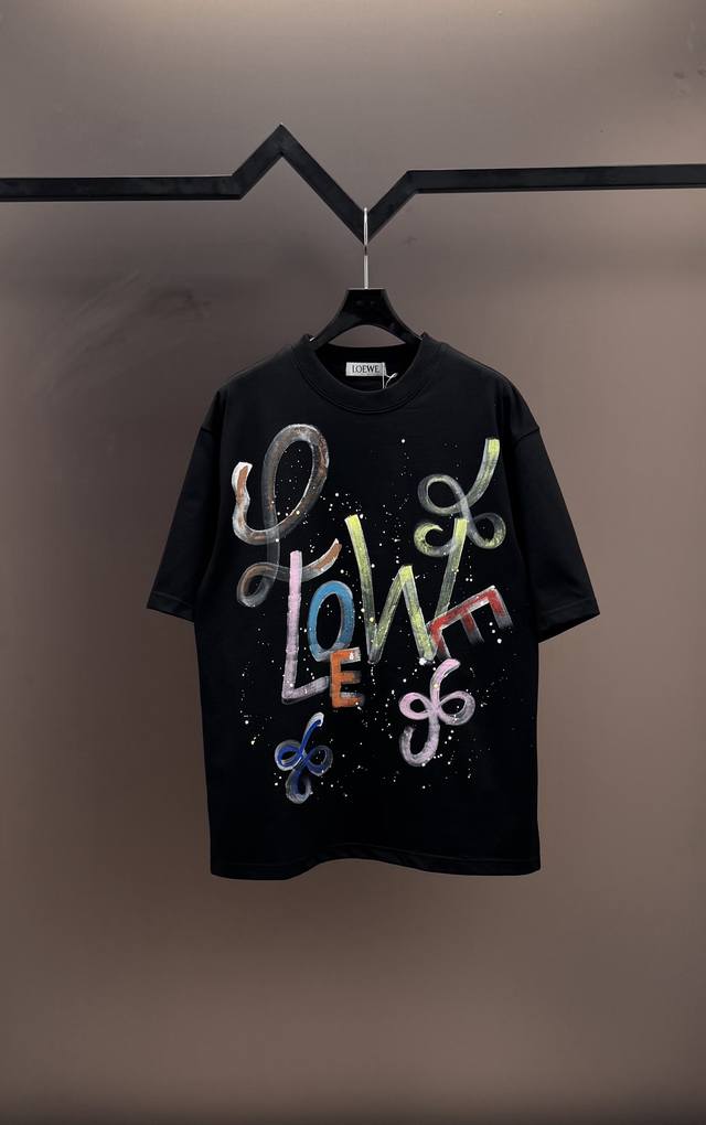 原单品质] 品牌：Loewe 罗意威 25Ss最新顶级手绘Loewe品牌元素标志性 Logo涂鸦泼墨手绘工艺短袖T恤，彰显品牌魅力。 面料：采用320G 高端进