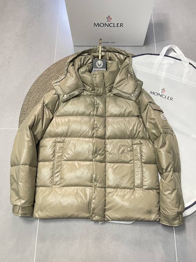 顶级版本随意对比 Moncler 蒙口双标联名70周年王一博同款限定款羽绒服 设计理念： Maya羽绒服专为庆贺 70周年重新诠释，全新色调焕新标志性款型。它是