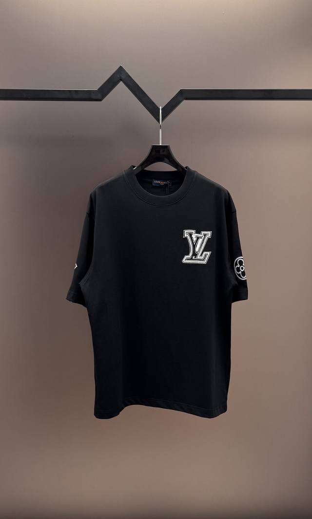 原单品质] 品牌：Lv路易威登 25Ss最新顶级Lv顶级三花镂空微章刺绣工艺短袖T恤，品牌元素标志性刺绣Logo 彰显品牌魅力。 面料：采用320G 高端进口纯