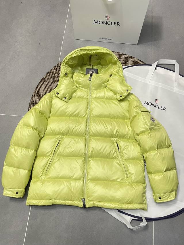 牛油果绿 Moncler Maya女款蒙口玛雅羽绒服，众多明星大爱的款式，90国标90绒，充绒400G， 原版1:1订制五金配件全进口原版定制，蒙口玛雅羽绒服不