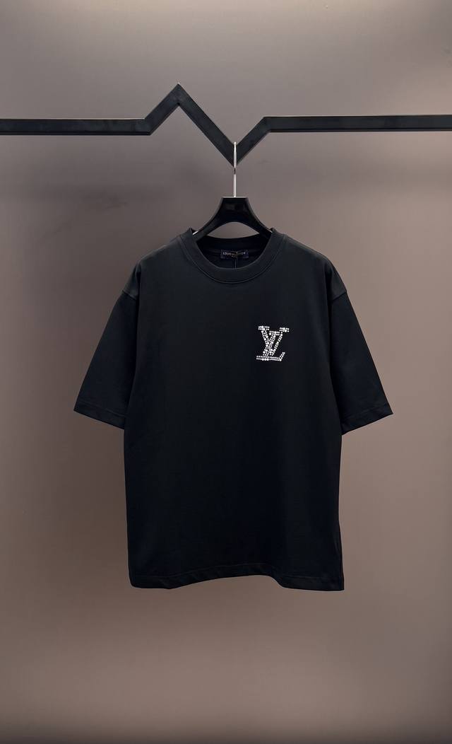 原单品质] 品牌：Lv 路易威登 25Ss最新顶级Lv立体感烫珠品牌元素标志性 Logo烫珠工艺短袖T恤，彰显品牌魅力。 面料：采用320G 高端进口纯棉双纱面