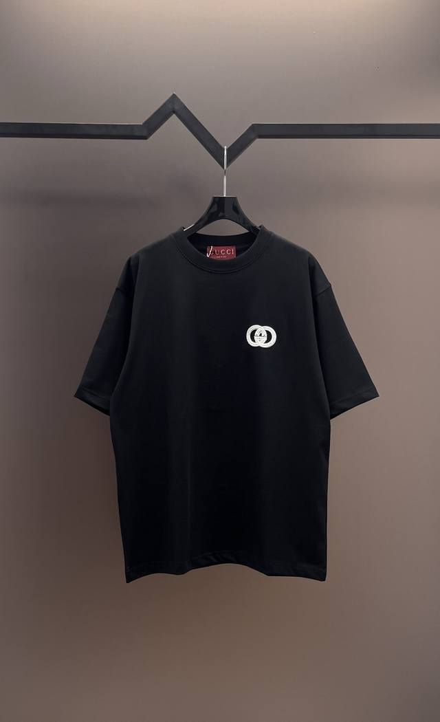原单品质] 品牌：古驰 25Ss最新顶级刺绣Gucci品牌元素标志性胸前双G Logo刺绣工艺短袖T恤，彰显品牌魅力。 面料：采用320G 高端进口纯棉双纱，新