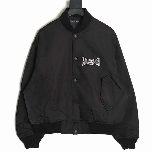 Balenciaga 巴黎世家 24Fw 标语刺绣飞行棉服 专柜 P32 元购入 经典Bomber夹克版型 客订重磅双层斜纹聚酯纤维面料 配套定织罗纹内里绗棉