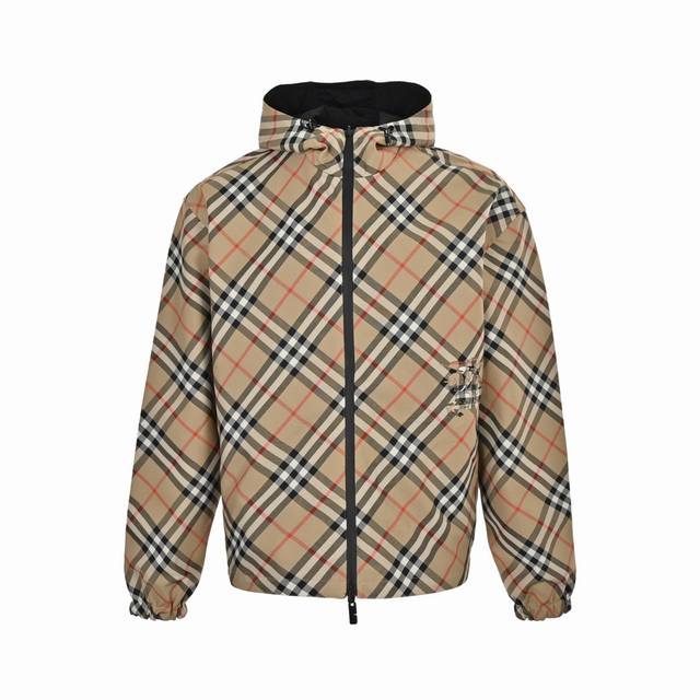 Burberry 巴宝莉 24Fw 斜纹战马双面夹克外套 轻便的连帽外套，选用由梭织尼龙面料制成，设计有可调式抽绳连帽以及双拉链设计！下摆采用骑士战马贴花刺绣。