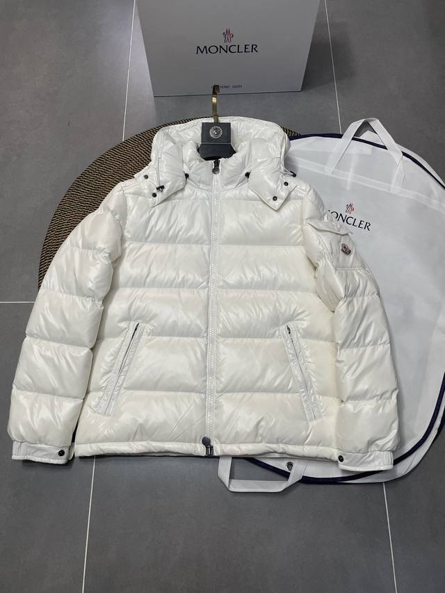 盟可睐 顶级玛雅羽绒服 冬天买不到之超级大爆款，陈奕迅、谢霆锋、赵露思相继上身，用实力说话，元老级别的款式 这个系列以蓬松的面包服版型加上亮面效果为人所知，是M