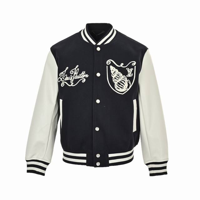 Louis Vuitton 路易威登 24Fw 海螺刺绣字母Logo棒球服外套 驴家 24Ss新款棒球夹克融合绵羊毛衣身和皮革衣袖，为经典廓形注入航海风潮。衣身