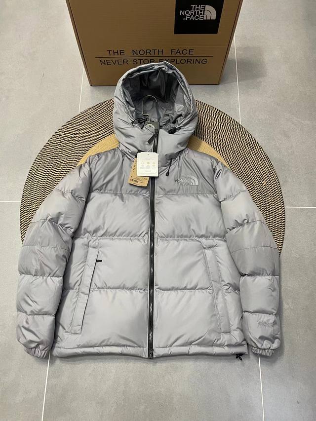 北面22F-Ws Nuptse Hoodie 防风连帽羽绒服 它采用最新技术进行了更新。一款抗风能力很强的羽绒服。Gore-Texinfinium Produc