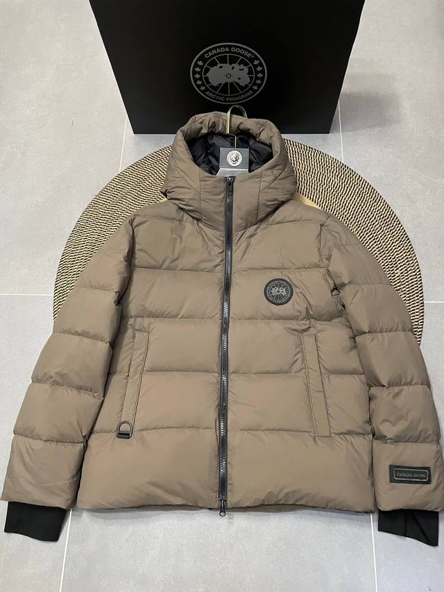欧阳娜娜二代 Canad 鹅黑标羽绒服 外套界中必不能缺少的大鹅黑标羽绒服！设计师最新款！大鹅羽绒服一直是时尚的热宠元素，各路达人都很爱！时尚连帽剪裁，高级客供