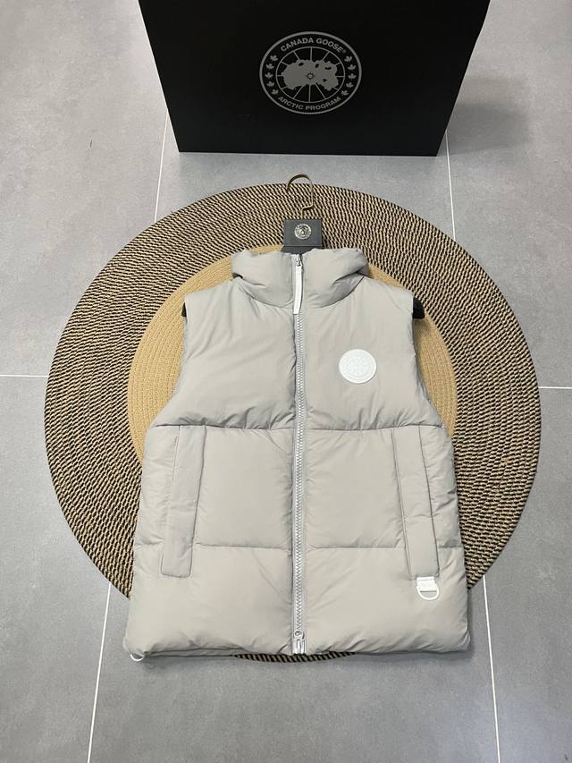 月光石灰 顶级纯原品质 白标胶囊马甲情侣款马甲 设计理念：新款限量白标马甲，男女同款，625蓬松度白鹅绒填充，面料有绸缎感。适合在各个城市春秋穿着，此款领口圆领