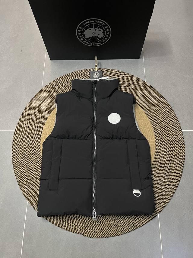 黑色 顶级纯原品质 白标胶囊马甲情侣款马甲 设计理念：新款限量白标马甲，男女同款，625蓬松度白鹅绒填充，面料有绸缎感。适合在各个城市春秋穿着，此款领口圆领设计