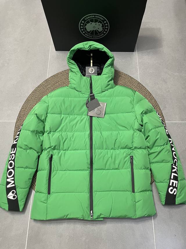 独家限定款吴磊同款Moose Knuckles加拿大国宝级剪刀羽绒服 温暖耐寒，当您在北方秋冬外出时，这款衣服会是您很好的 选择。 尼龙聚酯混纺防钻绒衬里，防戳