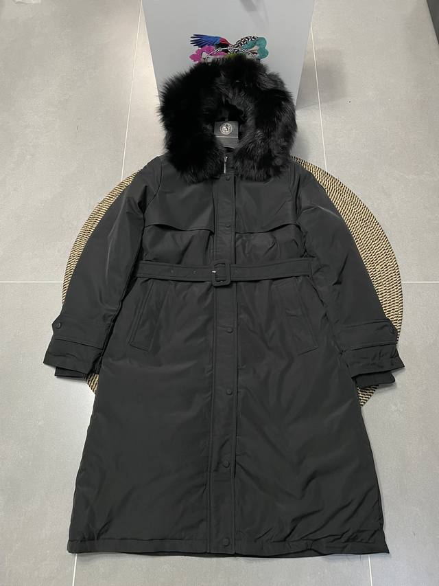 Prada长款女士收腰连帽羽绒服 连帽不可拆卸。冬天要到啦，羽绒服定要好好的备起来！强烈推荐的一款，高个子女生必入不要犹豫你一定会惊喜！客供100%锦纶面料，防