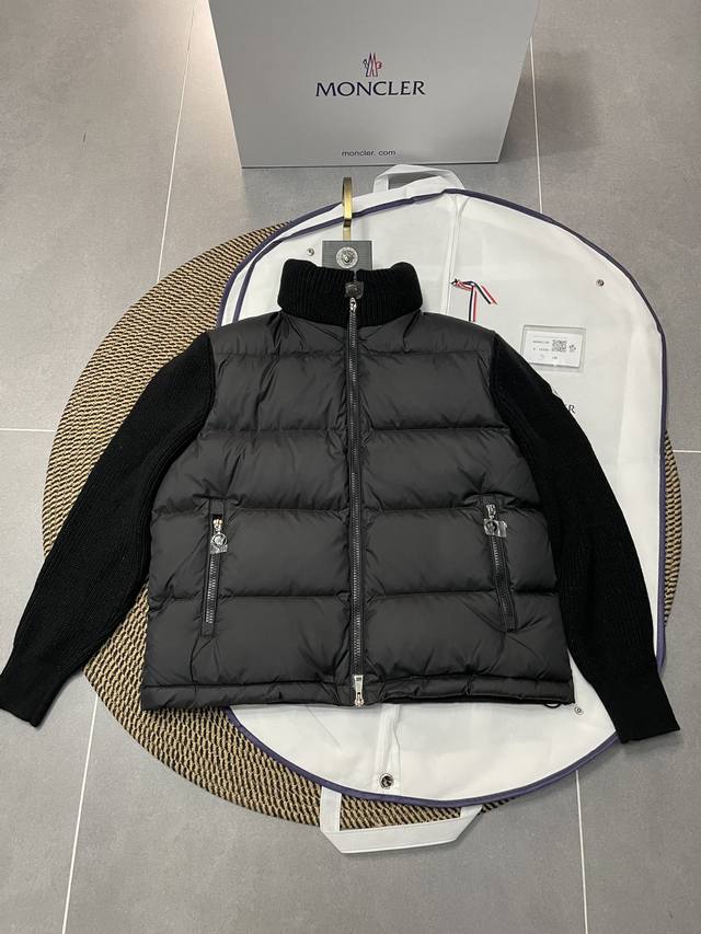 蒙口卫衣袖羽绒服 上新原单品质 Mon*｜24秋冬新品代购爆款本季最好看的一款拼接羽绒服外套减龄立领面包服设计！休闲百搭 云朵般柔软的舒适感Yyds！ 可甜可盐