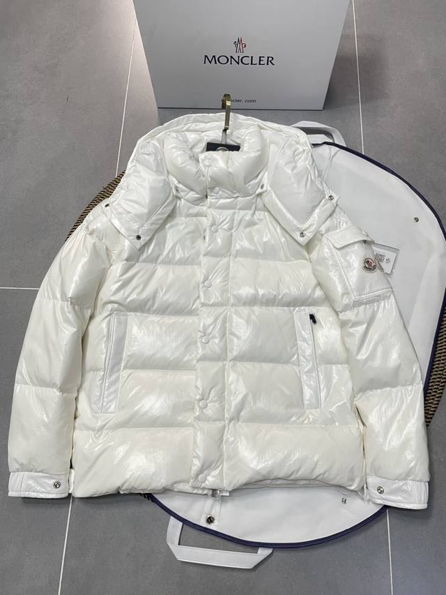 纯白 顶级版本随意对比 Moncler 蒙口双标联名70周年王一博同款限定款羽绒服 设计理念： Maya羽绒服专为庆贺 70周年重新诠释，全新色调焕新标志性款型