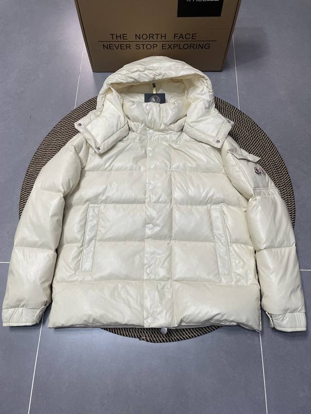 顶级版本随意对比 Moncler 蒙口双标联名70周年王一博同款限定款羽绒服 设计理念： Maya羽绒服专为庆贺 70周年重新诠释，全新色调焕新标志性款型。它是