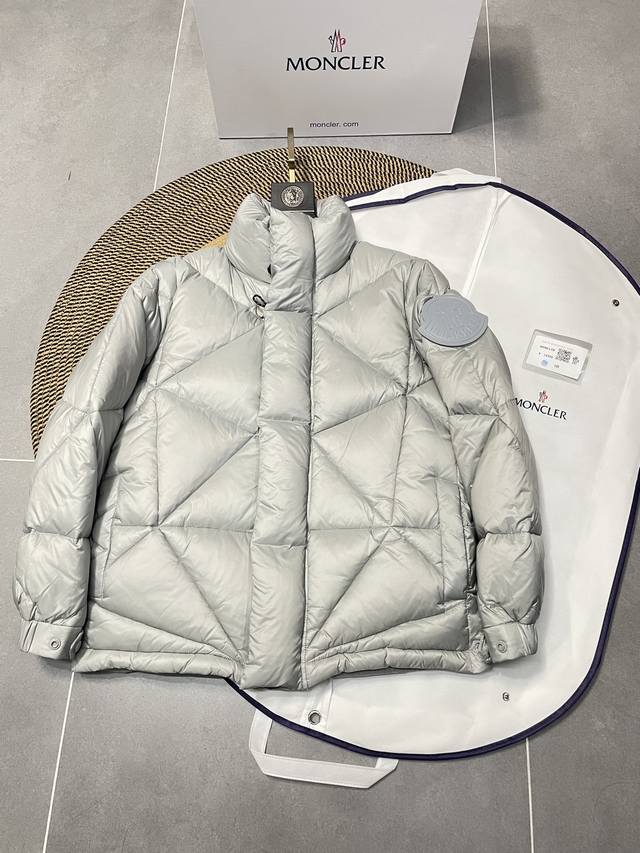 菲董联名# 盟可睐 Moncler 再度携手 Pharrell Williams 打造联名系列。 顶级90白鹅绒！ 此次选择的是 Moncler Genius
