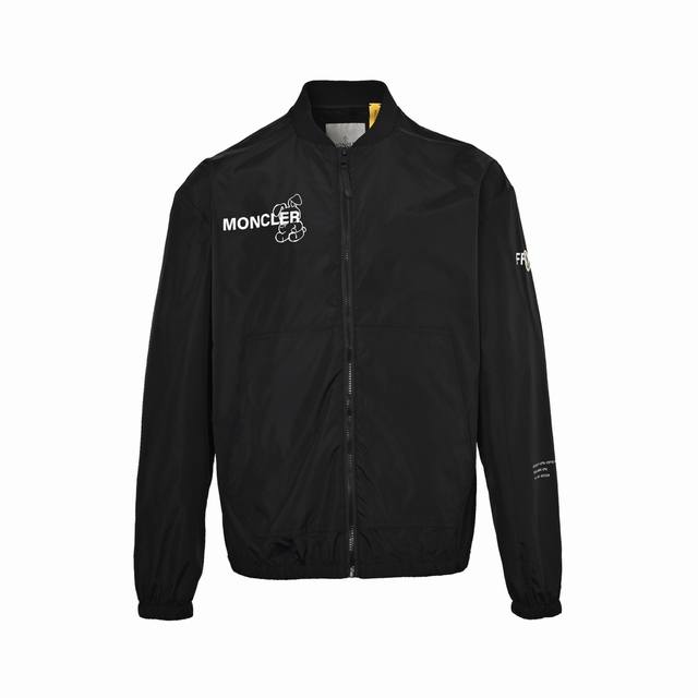 Moncler 蒙口 藤原浩联名兔子飞行员夹克外套 选用尼龙基材并涂层处理之后形成的涂层尼龙帆布面料，涂层能有效的阻挡水分渗透，使其具体良好的防水性，尼龙本身有