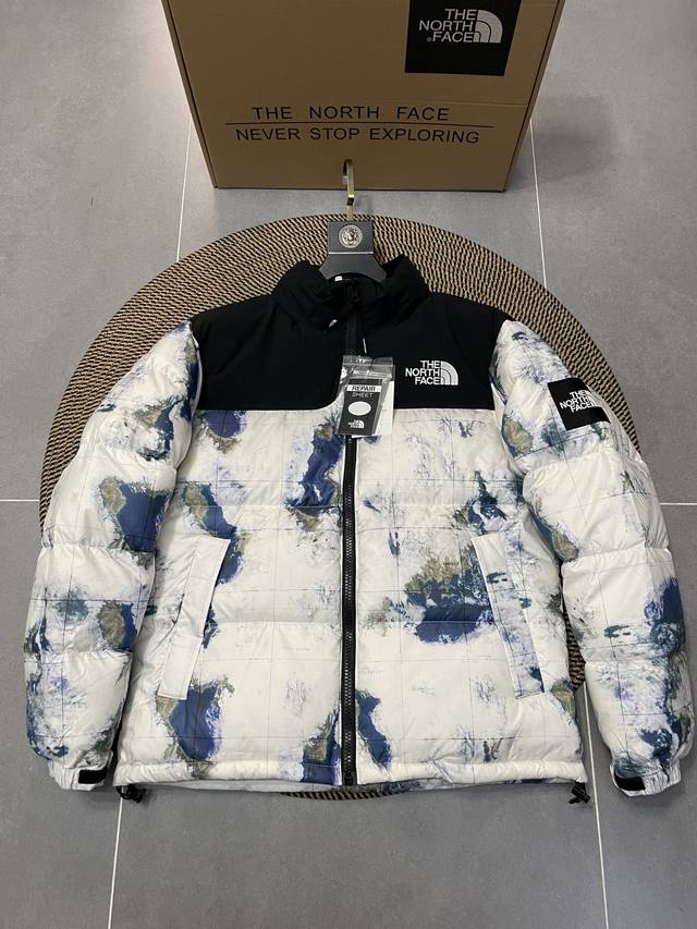 Thenorthface男女同款#地球 Thenorthface大格亮面1996臂章经典款 The North Face 的字面含义为山的最寒冷最艰难一面 它也
