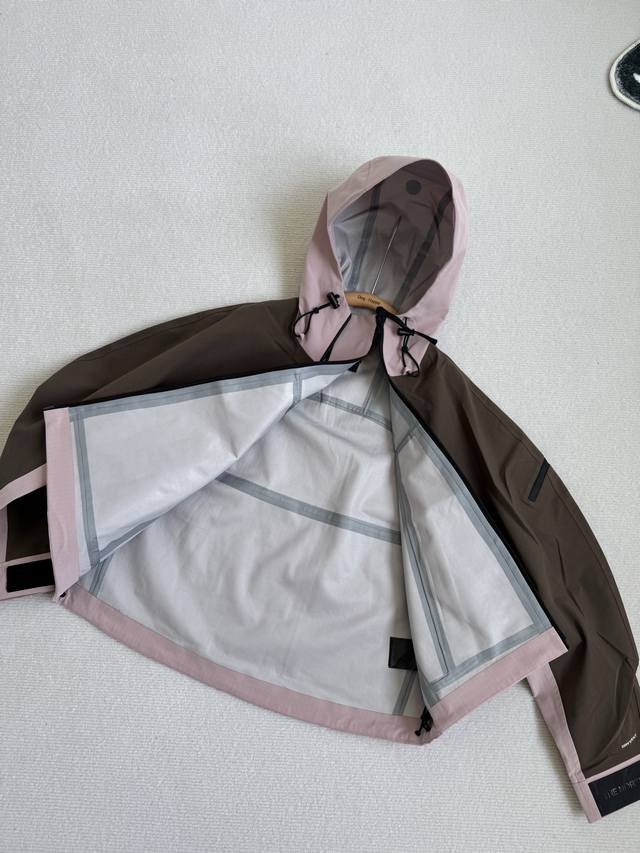 Tnf北面硬货双杀 Ue女款廓形防水硬壳冲锋衣，25新品炸裂登场 机能与颜值双在线，两个王炸配色任选 粉棕拼接款 Dryvent科技Buff叠满，透湿防水风雨无