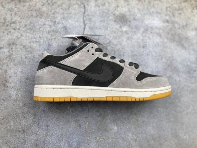 Nike Sb Dunk Low Supreme联名米黑 配色低帮休闲运动滑板板鞋 3M反光 大厂纯原品质出货 纯正版型 定制鞋盒 皮料切割干净无任何毛边 细节