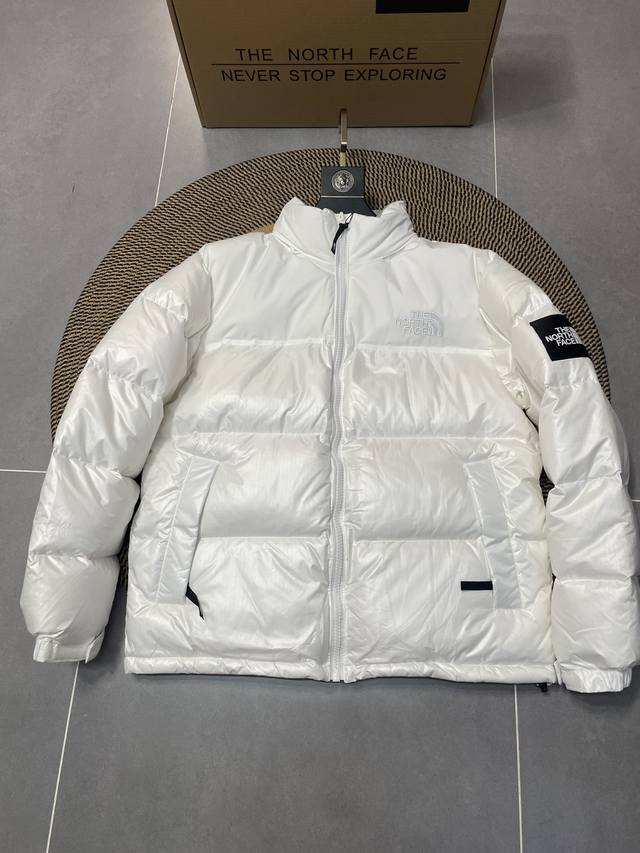 北面1996 韩版申敏儿同款大格子袖标款羽绒服 可主推！长期有货，不断货！ 面料采用正版高密度尼龙布+Dwr防泼水处理，此面料轻盈耐磨防撕裂，Dwr是水分子渗透