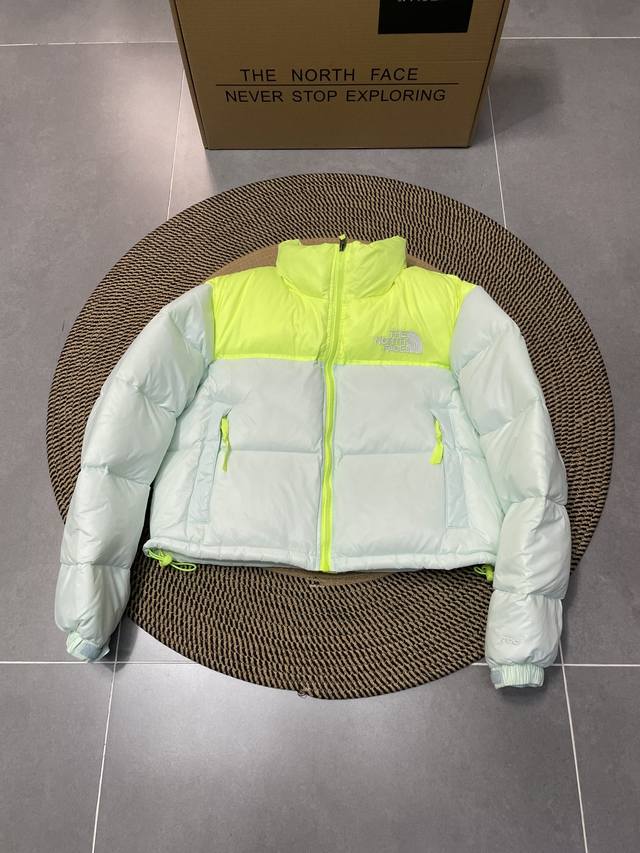 北面84 詹娜肯豆同款顶级原版羽绒服 设计理念： ”的字面含义为山的最寒冷、最艰难一面。 一直致力支持去发现亲近自然。赞助探险家们去征服那些遥远的,人类尚不可触