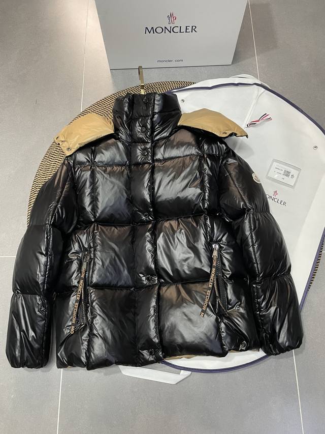 Moncler 蒙口 23Ss Parana宋茜同款 短款面包羽绒服 Parana羽绒夹克以其闪亮漆面尼龙面料脱颖而出，具有对比鲜明的内外色调。短款设计，连衫帽