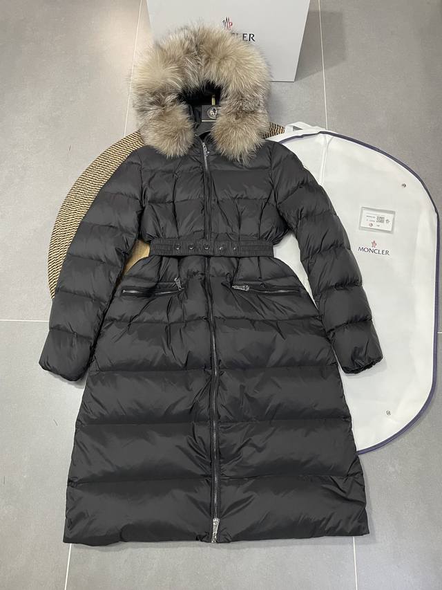 M家中长女款羽绒服,超大狐狸毛领，后面有松紧收腰带，外加配色活动腰带，面料柔软舒适，90绒蓬松度好，修身剪裁上身轻盈利落保暖不臃肿 颜色：黑色 码数：1-5
