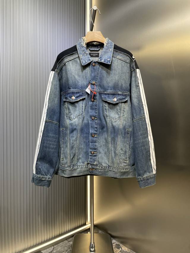 Balenciaga Cut-Up 牛仔夹克 定制棉韵丹宁与幻影科技交织的复古织料 质感卓越 舒适贴肤 以蓝色主色调带着牛仔文化的不羁与随性 一场独特蓝黑白三色
