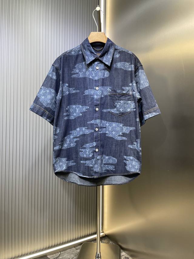 Louisvuittonlv 蓝迷彩牛仔短袖衬衫 采用480G水洗深蓝色牛仔布制成，全身迷彩有1Vblason图案，采用精致的特殊工艺处理，流行色彩从浅绿色渐变